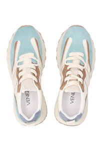 Sneakers w jasnoniebieskim zamszu, beżowych i białych panelach oraz kremowych sznurówkach. Posiadają teksturowaną podeszwę i wyściełany kołnierz dla komfortu.