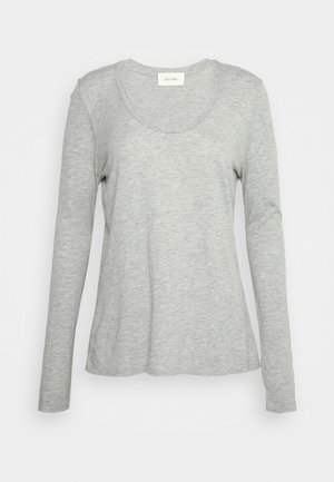 Haut pour femme à manches longues gris clair avec col rond, en tissu doux chiné, présenté en vue de face sur un fond uni.