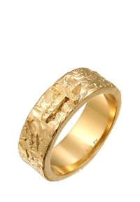 Guldring med en strukturerad yta och ett upphöjt korsdetalj, platt bandform och polerad insida.