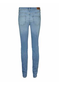 Világoskék, slim fit farmereken két hátsó zseb található, derékon barna bőr folt és elhalványult mintázat.