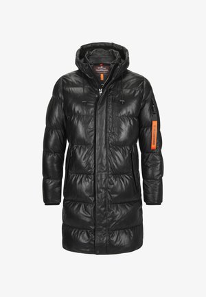 Schwarze Präriejacke mit Kapuze, glänzender Oberfläche, Steppdesign, Reißverschlusstaschen und einem orangefarbenen Akzentband am Ärmel.