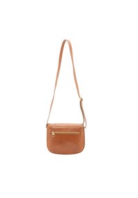 Borsa a tracolla in pelle marrone con tracolla regolabile e una tasca frontale con zip su sfondo bianco.
