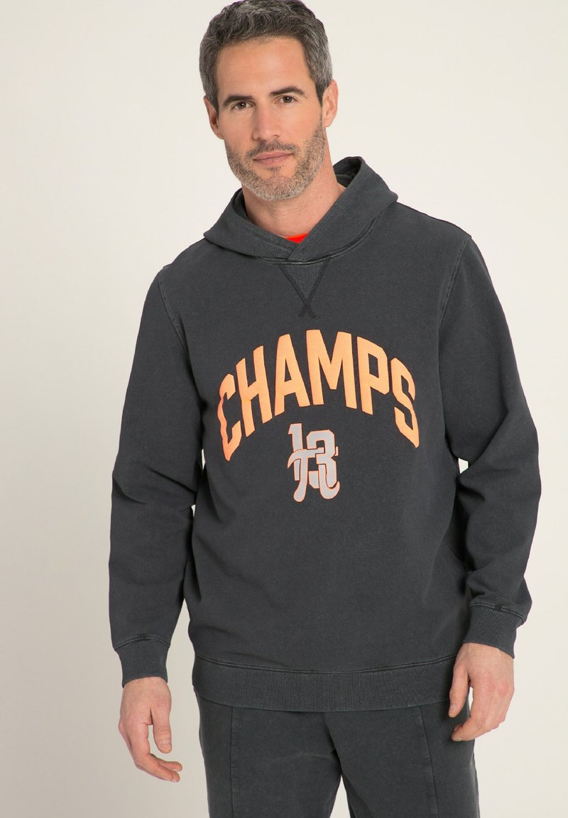 Felpa grigia scura con la scritta "CHAMPS 13" stampata in arancione. Presenta un cappuccio con cordino e polsini a coste, realizzata in tessuto morbido con una vestibilità casual.