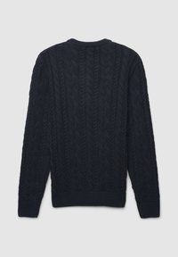 Marineblauer Pullover mit Zopfmuster, rundem Halsausschnitt, strukturiertem Muster sowie gerippten Bündchen und Saum. Die Rückansicht zeigt vollständige Bedeckung.
