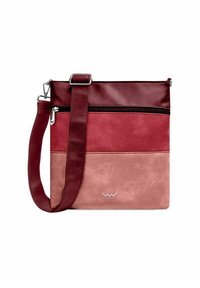 Kožená crossbody taška s panely v burgundské, červené a jemně růžové barvě. Hladký povrch se stříbrným zipem a nastavitelným popruhem.