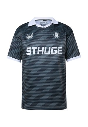 Zwart en donkergrijs gestreept sportshirt met korte mouwen, witte kraag, witte manchetten, "STHUGE"-logo en twee ronde emblemen op de borst.
