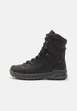 Schwarze, wasserdichte Wanderschuhe mit einer strukturierten Oberfläche, gepolstertem Knöchel und grauen Akzenten. Sie verfügen über robuste Schnürsenkel und eine langlebige Gummisohle.