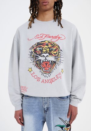Grå sweatshirt med et farverigt tiger grafik og teksten "Ed Hardy" og "Los Angeles." Lange ærmer med et afslappet fit.