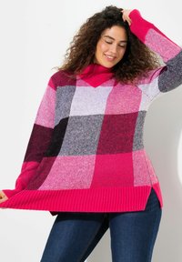 Maglione a quadri rosa e nero con colletto alto e orlo a coste, caratterizzato da una vestibilità ampia e maniche lunghe, realizzato in un materiale a maglia testurizzata.