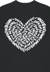Felpa nera in cotone con un grande cuore bianco formato da testo scritto a mano sul retro. Il testo presenta varie forme e dimensioni.