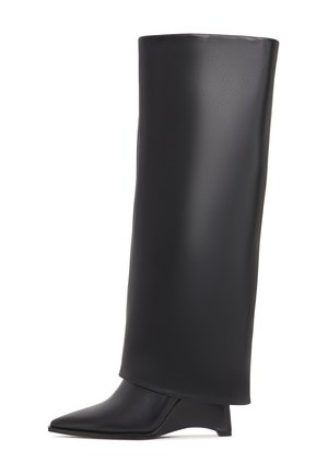 Stivale nero fino al ginocchio in pelle liscia, con punta affilata e tacco triangolare. Progettato con una tomaia elegante e liscia.