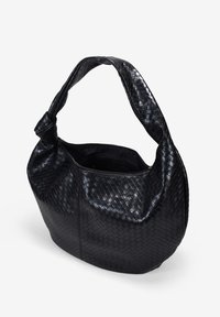 Bolso hobo de cuero trenzado negro con un asa anudada, que presenta una textura suave y un cierre de cremallera en la parte superior. Amplio interior con un diseño minimalista.