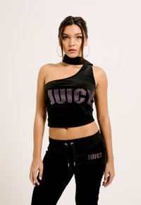 Mustast sametist ühes õlas crop top, millel on rhinestone'idega tekst "JUICY". Kõrge vöökoht, sobivad püksid "JUICY" aktsendiga. Sile tekstuur, kehakontuuridega disain.