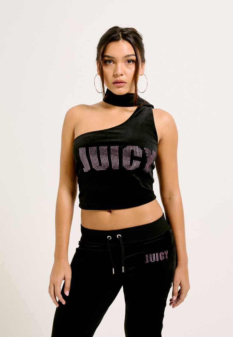 Mustast sametist ühes õlas crop top, millel on rhinestone'idega tekst "JUICY". Kõrge vöökoht, sobivad püksid "JUICY" aktsendiga. Sile tekstuur, kehakontuuridega disain.