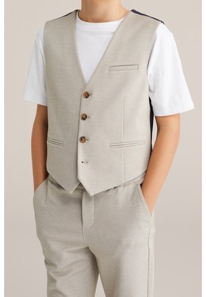 Světlé šedá vesta s pěti hnědými knoflíky, jedním náprsním kapsou a bočními kapsami, doplněná odpovídajícími světlými šedými kalhotami, hladká textura.