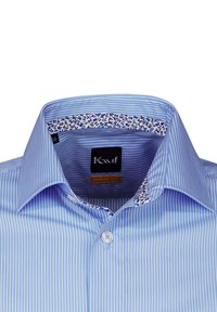 Camicia a righe blu con colletto bianco a pulsante. Il colletto interno presenta un motivo floreale blu, rosa e bianco.
