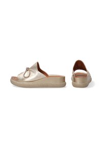 Gouden metallic slide sandalen met een knoopdetail op de bovenkant, met een gestructureerde beige platformzool en open hielontwerp.