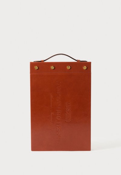 Porte-documents en cuir marron avec une forme rectangulaire plate, texte en relief, une poignée supérieure et des accents en métal doré.