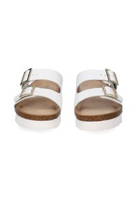 Hvide sandaler med to justerbare remme med guldfarvet hardware, en kork sål og en struktureret hvid sål.