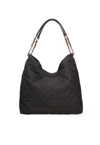 Quilted zwarte stoffen handtas met dubbele kettinghengsels, met een zachte hobo-vorm en een gestructureerd oppervlak. Geen zichtbare sluitingen.