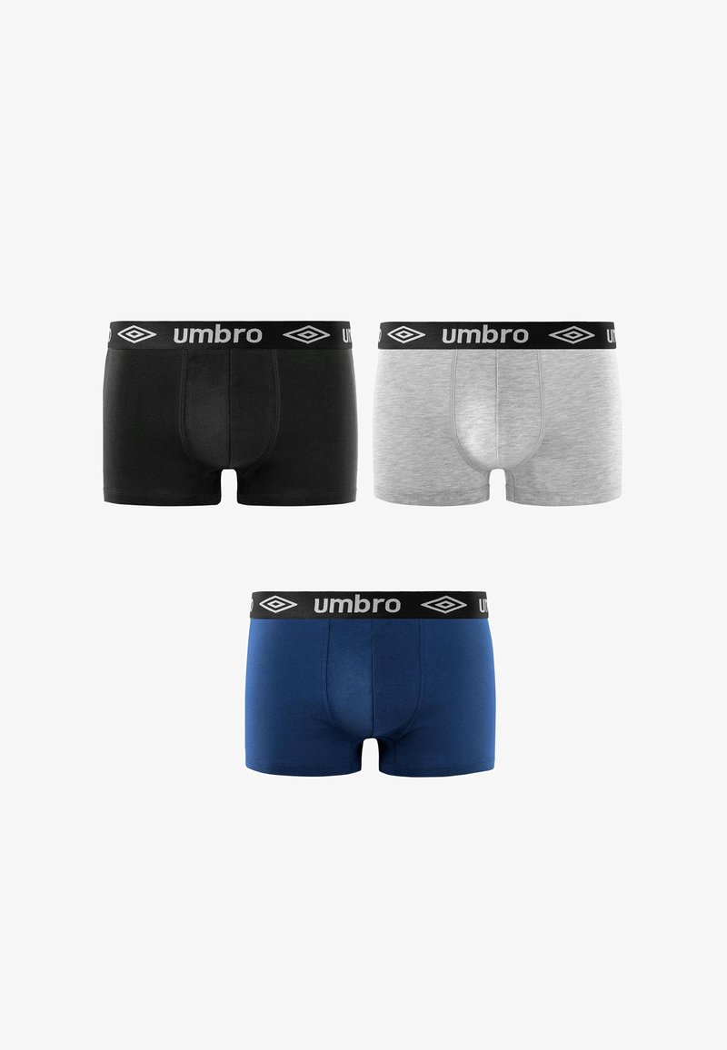 Trois paires de boxers pour hommes en noir, gris et bleu avec des ceintures noires affichant le logo de la marque "umbro".