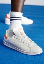 adidas stan smith suede pack red