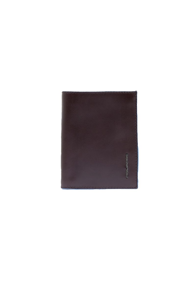 Donkerbruine leren portemonnee met een gladde textuur, rechthoekige vorm en subtiele stiksels. Voorzien van een logo dat in het leer is geperst aan de voorkant.