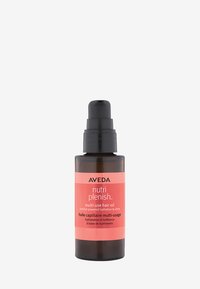 L'huile capillaire multi-usage Aveda Nutri Plenish dans un flacon en verre foncé avec un embout-pompe noir. L'étiquette présente des accents roses et un texte bilingue.