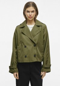 Olīvu zaļš cropped džemperis ar dubultām pog�ām, platām atloku malām un papildu auduma akcentiem pie piedurknēm. Gluda, nedaudz mirdzoša auduma.