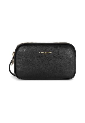 Pochette en cuir noir avec surface texturée, arborant un logo doré "Lancaster Paris", fermeture éclair et une sangle de poignet. Design rectangulaire compact.