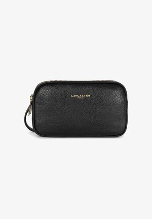Pochette en cuir noir avec surface texturée, arborant un logo doré "Lancaster Paris", fermeture éclair et une sangle de poignet. Design rectangulaire compact.