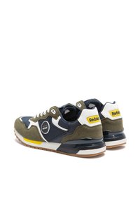 Baskets de sport pour hommes présentant une combinaison de couleurs marine et olive, des matériaux en suède et en maille, des accents blancs et un détail de logo jaune.