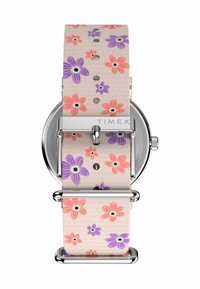 Montre Timex avec un boîtier en argent et un bracelet à motif floral en fleurs pastel roses, violettes et oranges avec des centres noirs.