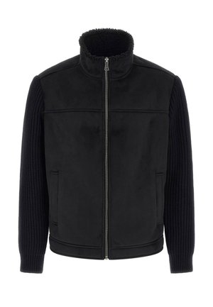 Schwarze Jacke mit Reißverschluss vorne, kuscheligem Kragen und strukturierten Strickärmeln. Weiches Innenmaterial mit seitlichen Taschen und tailliertem Schnitt.