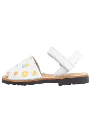 Kinder sandalen met een witte basis, voorzien van een kleurrijk patroon van fruit en ijsjes aan de bovenkant. Bruine zool met een gestructureerde grip.