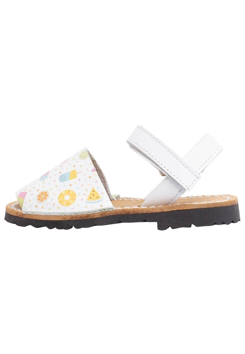 Sandalias infantiles con una base blanca, que presentan un patrón colorido de frutas y helados en la parte superior. Suela marrón con agarre texturizado.