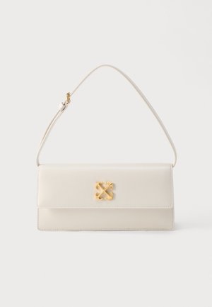 Krémová kožená obdĺžnikovská kabelka s tenkým remienkom a zlatou dekoratívnou prackou v strede predného chlopňa.