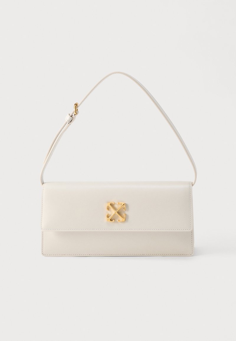 Τσάντα χειρός ορθογώνια, κατασκευασμένη από κρεμ δέρμα, με λεπτό λουρί και χρυσό διακοσμητικό κούμπωμα στο κέντρο του εμπρόσθιου καπακιού.