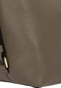 Borsa in pelle grigia a superficie granitata. Presenta una zip dorata e un robusto attacco per la tracolla sul lato.