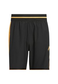 Pantalones cortos deportivos negros con acentos amarillos, que cuentan con una cinturilla de malla, paneles laterales y un logo en la parte inferior de la pierna derecha. Material suave y ligero.