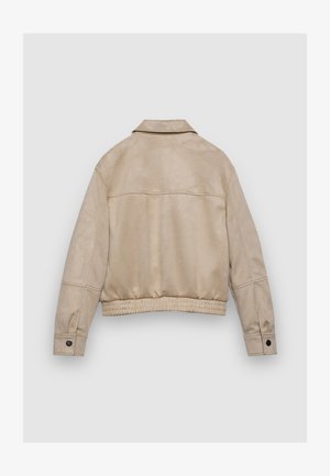 Bomber beige in finta pelle scamosciata con maniche lunghe, colletto piegato, orlo elasticizzato e bottoni a pressione sui polsini, vista posteriore.