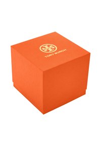 Caja cuadrada texturizada de color naranja con el logo dorado de Tory Burch y el nombre de la marca en la tapa, aislada sobre un fondo blanco.