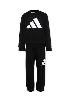 Completo con felpa nera a maniche lunghe e pantaloni, con grande logo Adidas bianco sul petto e logo più piccolo sulla coscia sinistra.