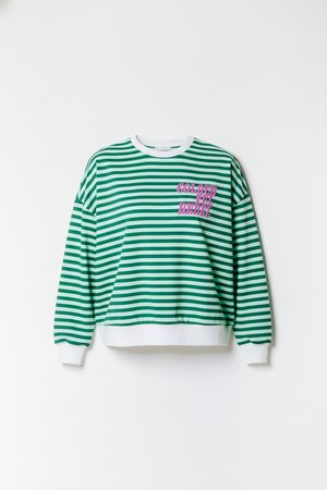 Žalios ir baltos juostelėmis margintas laisvo silueto džemperis su baltais rankogaliais ir kraštu, priekyje rausvai spausdinimas „COLORFUL REBEL“.