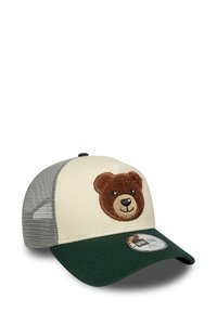 Cappello con visiera verde e parte anteriore color crema, dotato di una patch in tessuto con il volto di un orso marrone. La parte posteriore in rete offre traspirabilità e un design aderente.
