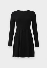 Robe noire à manches longues avec corsage côtelé ajusté et jupe évasée, encolure ronde et design simple et élégant sur fond blanc.