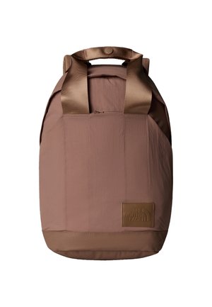 Bruine rugzak met twee bovenhandgrepen, een ritssluiting en een leren patchlogo met de tekst The North Face op het onderste rechter voorpaneel.