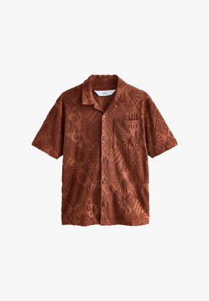 Camisa de manga corta en color óxido, con un patrón texturizado de manos y soles, con un bolsillo en el pecho y cierre de botones.