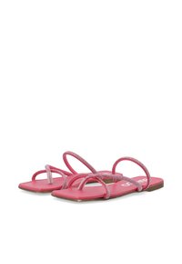 Sandalias planas rosas con múltiples diseños de correas, con una textura suave y una plantilla blanda, acentuadas con detalles metálicos en las correas.
