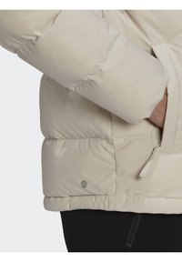 adidas Sportswear HELIONIC HOODED DOWN - Daunenjacke - beige